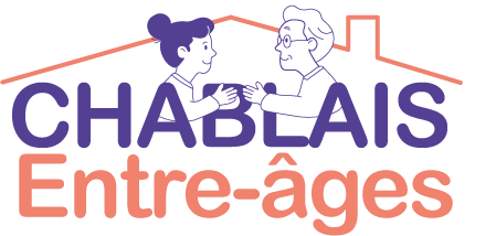 Logo représentant un senior et une jeune avec un toit derrière eux. Il est écrit en lettres "Chablais Entre-Âges", le nom de l'association.